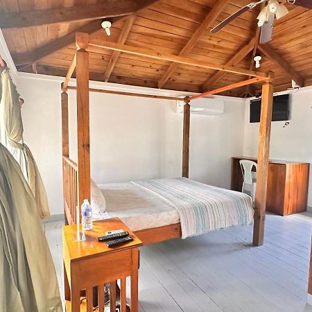 Las Palmas Beach Hotel Dixon Cove Εξωτερικό φωτογραφία