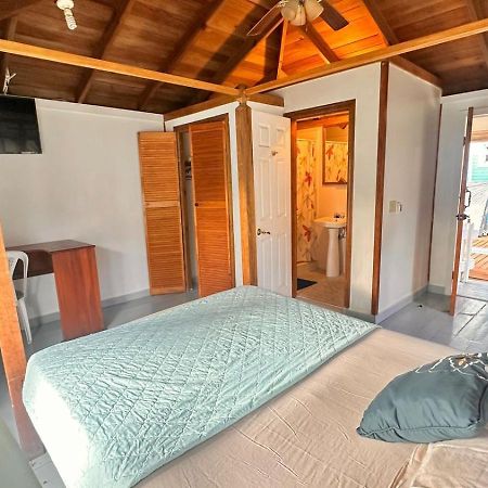 Las Palmas Beach Hotel Dixon Cove Εξωτερικό φωτογραφία