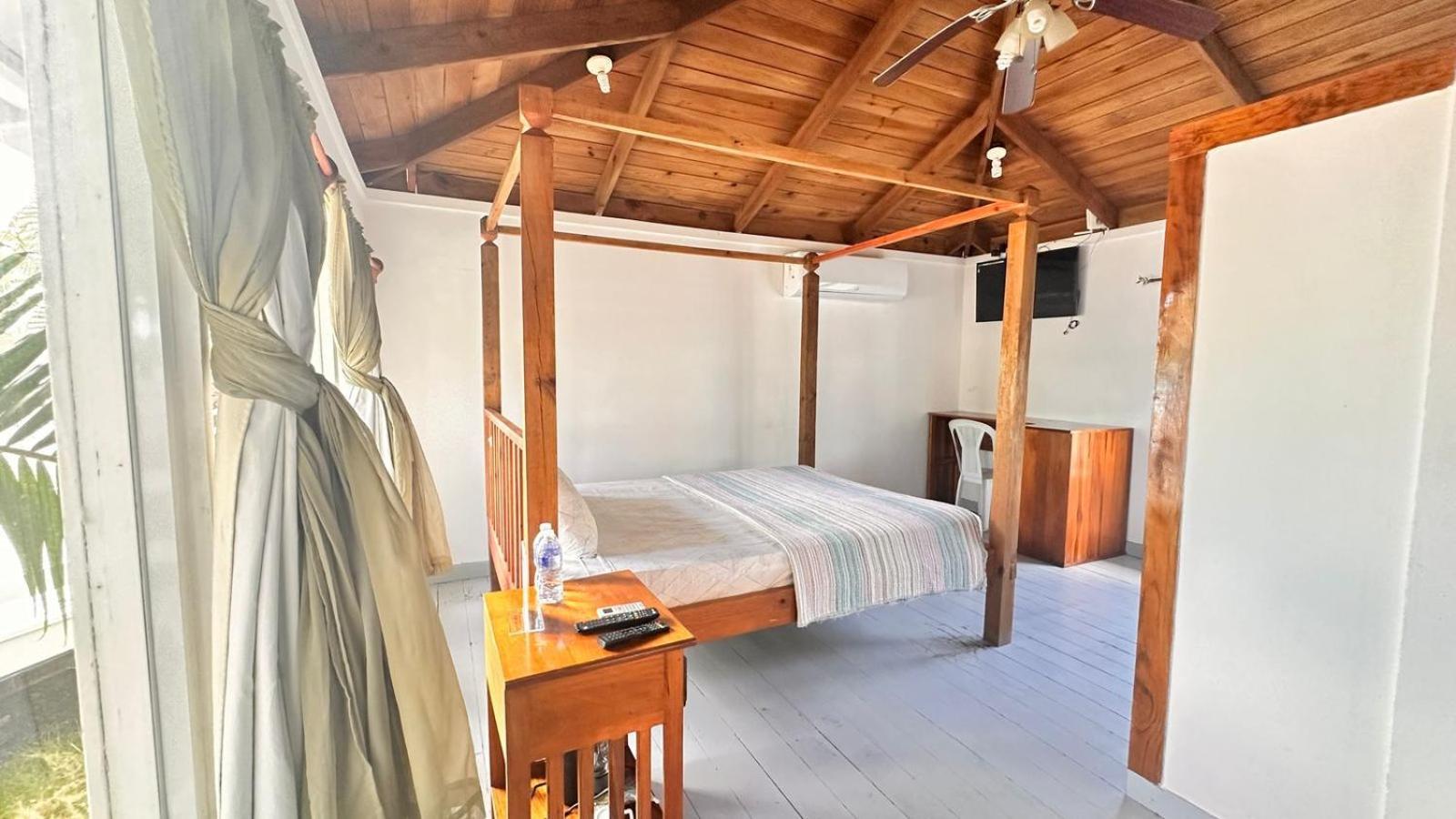 Las Palmas Beach Hotel Dixon Cove Εξωτερικό φωτογραφία