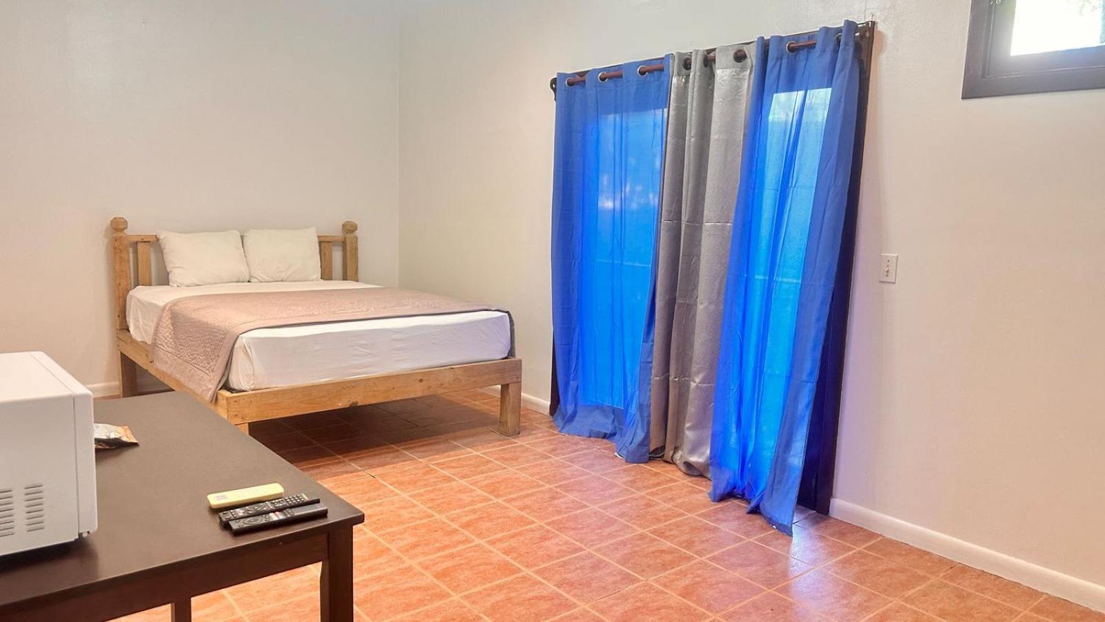 Las Palmas Beach Hotel Dixon Cove Εξωτερικό φωτογραφία