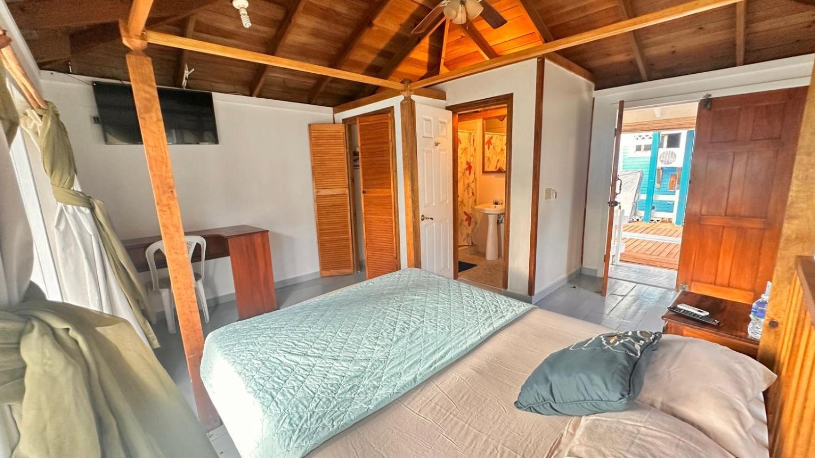 Las Palmas Beach Hotel Dixon Cove Εξωτερικό φωτογραφία