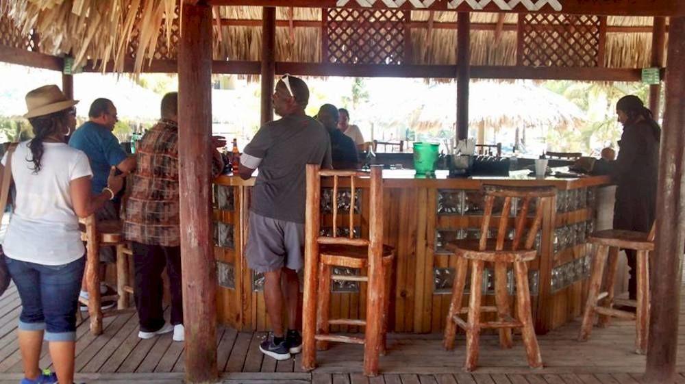 Las Palmas Beach Hotel Dixon Cove Εξωτερικό φωτογραφία
