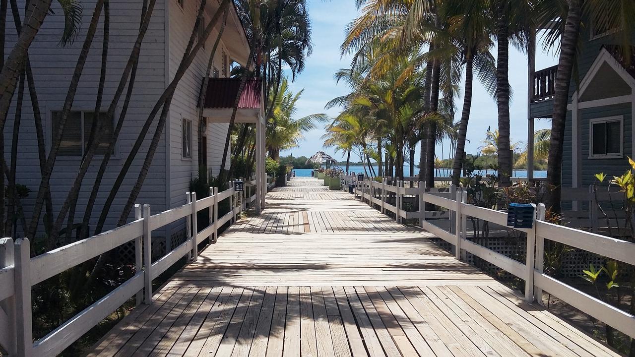 Las Palmas Beach Hotel Dixon Cove Εξωτερικό φωτογραφία