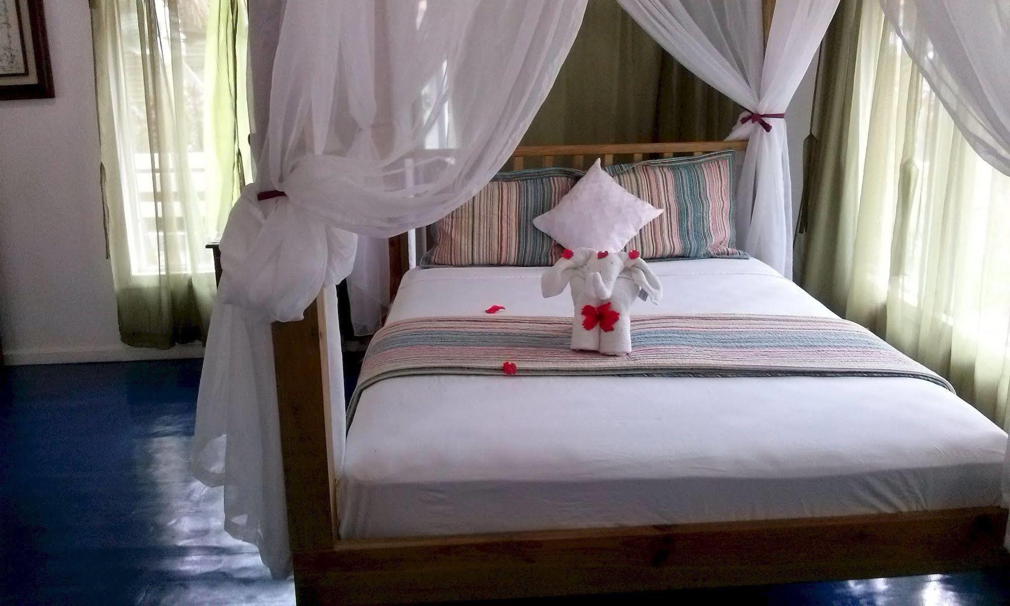 Las Palmas Beach Hotel Dixon Cove Εξωτερικό φωτογραφία